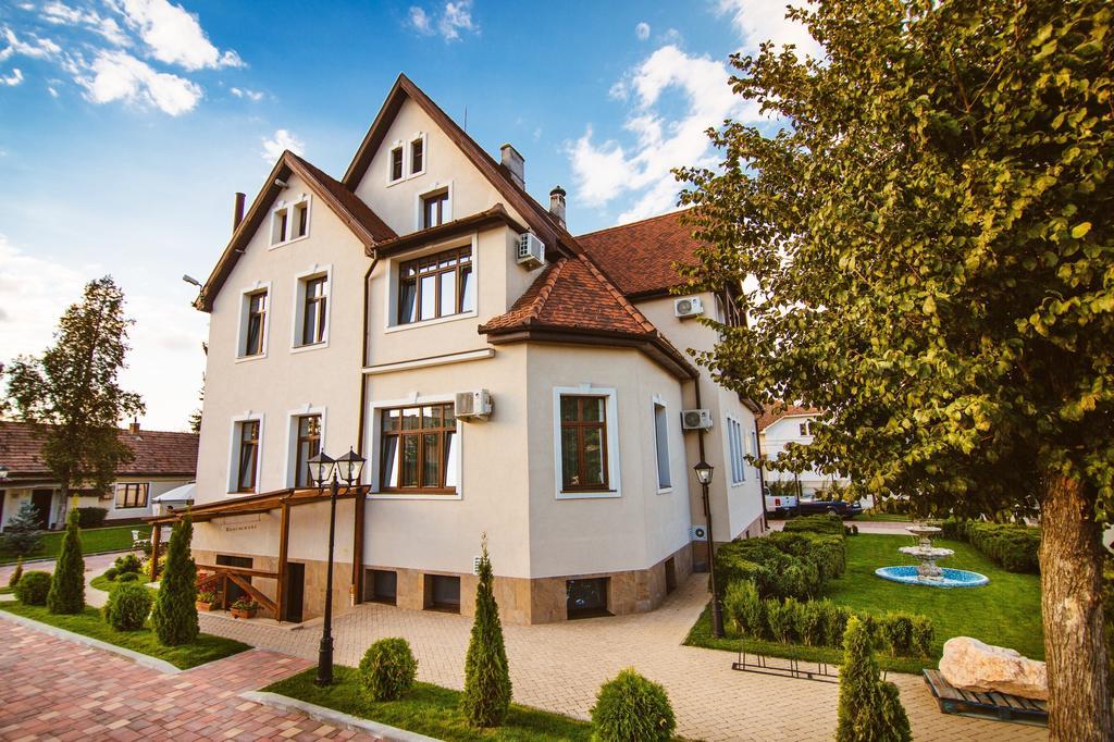 Отель Karlhof Себеш Экстерьер фото