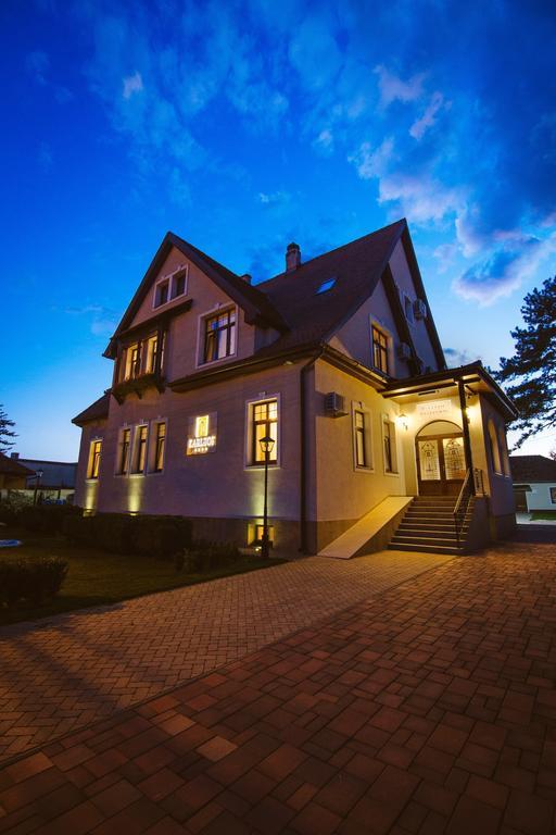 Отель Karlhof Себеш Экстерьер фото
