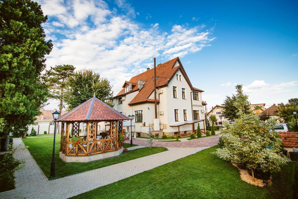 Отель Karlhof Себеш Экстерьер фото